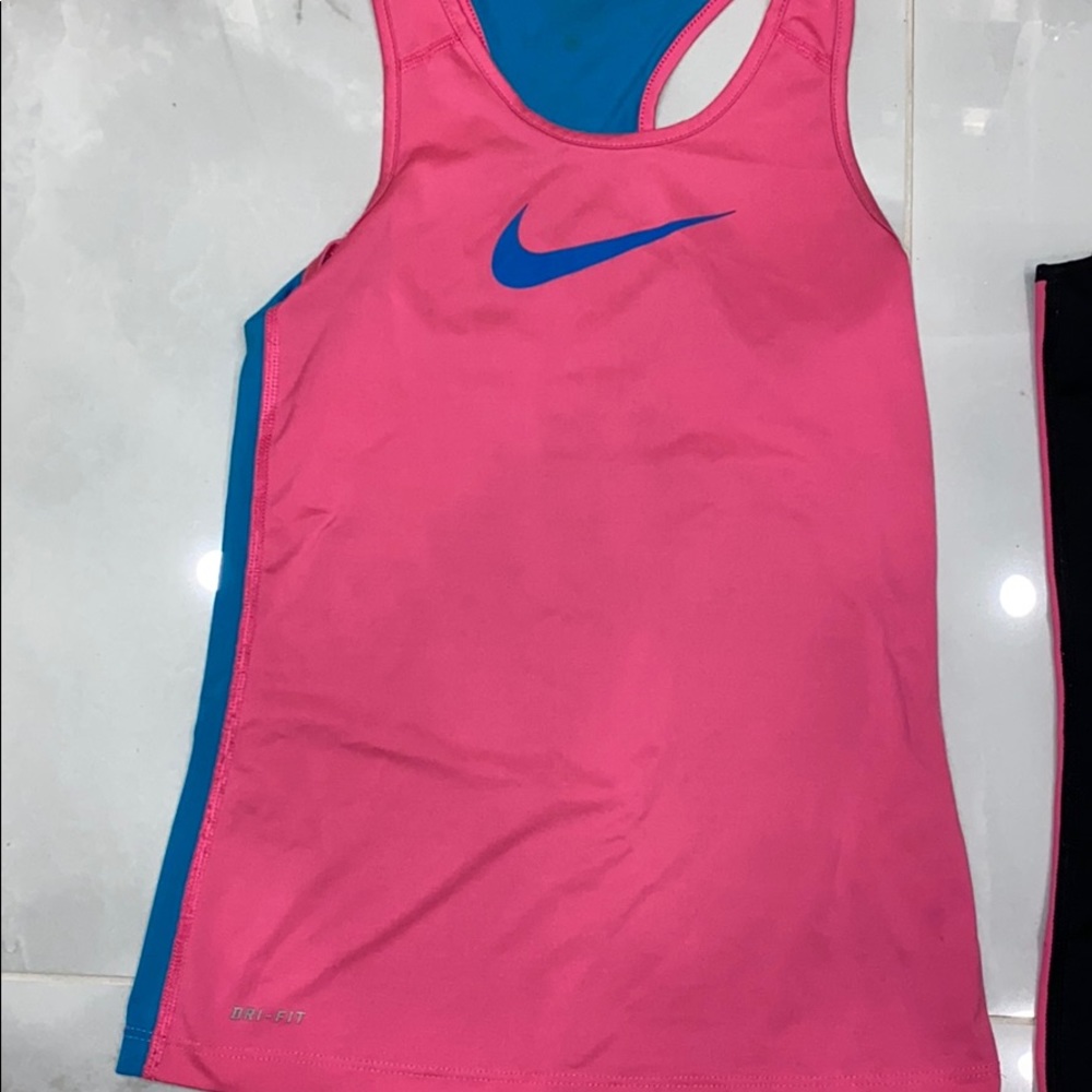 2/30$ 🐬 Nike workout shirt